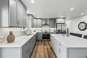 539 Massive 3 Bedroom Sleeps 10!