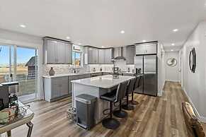 539 Massive 3 Bedroom Sleeps 10!