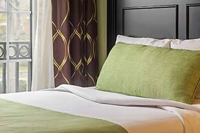 Serene Stay With Amenities & Breakfast bar