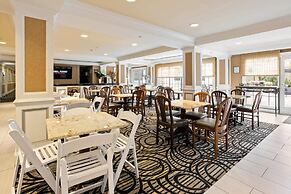 Serene Stay With Amenities & Breakfast bar