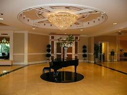 Serene Stay With Amenities & Breakfast bar