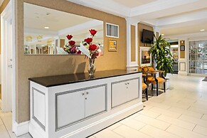 Serene Stay With Amenities & Breakfast bar