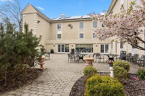 Serene Stay With Amenities & Breakfast bar