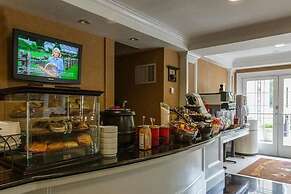 Serene Stay With Amenities & Breakfast bar