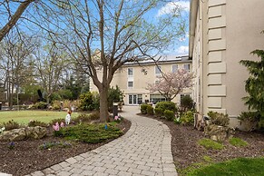 Serene Stay With Amenities & Breakfast bar