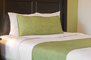Serene Stay With Amenities & Breakfast bar