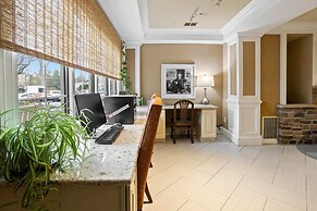 Serene Stay With Amenities & Breakfast bar
