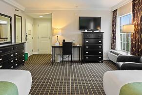 Serene Stay With Amenities & Breakfast bar