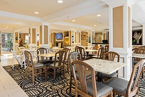 Serene Stay With Amenities & Breakfast bar