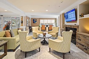 Serene Stay With Amenities & Breakfast bar