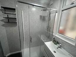 Spacious Home - Sleeps 5 Persons