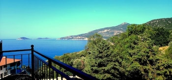 Azure Haven - A Seaside Retreat Surrounded by Nature