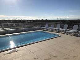 Modern Accommodation With Rooftop Pool