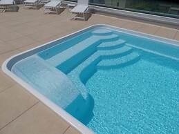 Modern Accommodation With Rooftop Pool