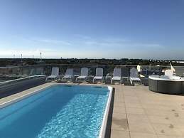 Bright Accommodation With Rooftop Pool
