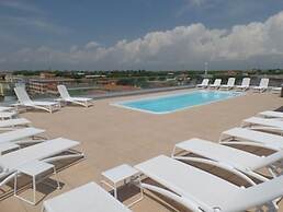 Bright Accommodation With Rooftop Pool