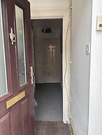 Apartment Sleeps 4 With Parking & Garden