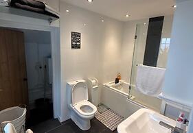 Apartment Sleeps 4 With Parking & Garden