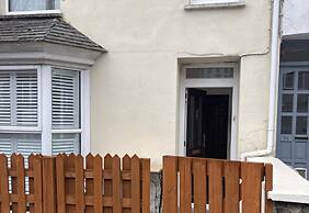 Apartment Sleeps 4 With Parking & Garden