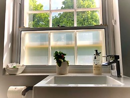 Modern Chester Studio Apartment Central Location