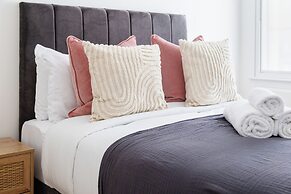 Stylish Soho 1BR Central