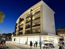 Stunning Flat With Rooftop Pool and Terrace