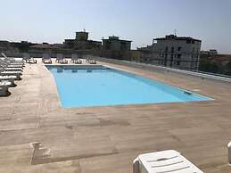Stunning Flat With Rooftop Pool and Terrace