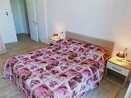Ideal Getaway Flat With Pool and Parking