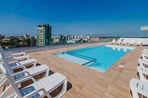 Stylish Holiday Flat With Rooftop Pool