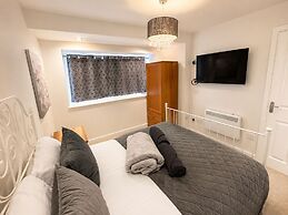 House Sleeps 12 With Wifi