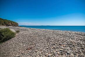 Smugglers Cove - Short Walk to Beach