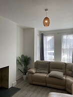 House Sleeps 6 With Parking