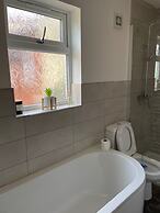 House Sleeps 6 With Parking