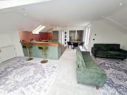 Apartment Sleeps 4 With Balcony and Parking