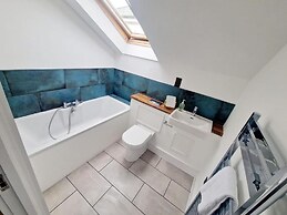Apartment Sleeps 4 With Balcony and Parking