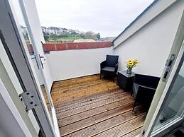 Apartment Sleeps 4 With Balcony and Parking