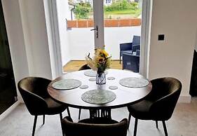 Apartment Sleeps 4 With Balcony and Parking