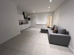 Central 1BR With 1LR Apt Great Location
