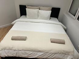 Central 1BR With 1LR Apt Great Location