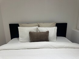 Central 1BR With 1LR Apt Great Location