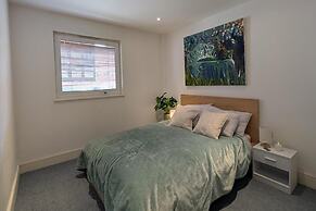 2 Bed Apartment Sleeps 6 - Pets Welcome - Rooftop