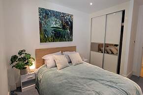 2 Bed Apartment Sleeps 6 - Pets Welcome - Rooftop