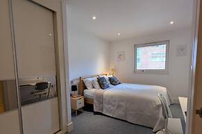 2 Bed Apartment Sleeps 6 - Pets Welcome - Rooftop