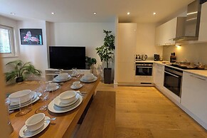 2 Bed Apartment Sleeps 6 - Pets Welcome - Rooftop