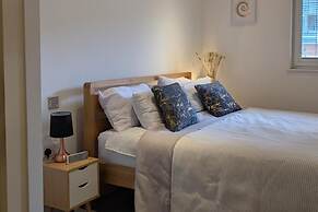 2 Bed Apartment Sleeps 6 - Pets Welcome - Rooftop
