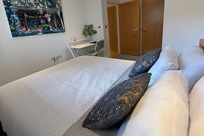 2 Bed Apartment Sleeps 6 - Pets Welcome - Rooftop
