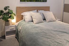 2 Bed Apartment Sleeps 6 - Pets Welcome - Rooftop