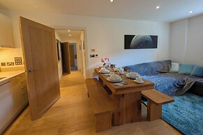 2 Bed Apartment Sleeps 6 - Pets Welcome - Rooftop