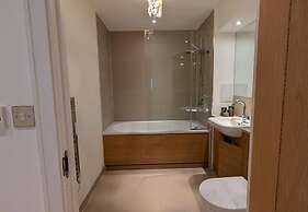 2 Bed Apartment Sleeps 6 - Pets Welcome - Rooftop