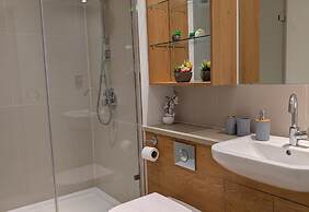 2 Bed Apartment Sleeps 6 - Pets Welcome - Rooftop